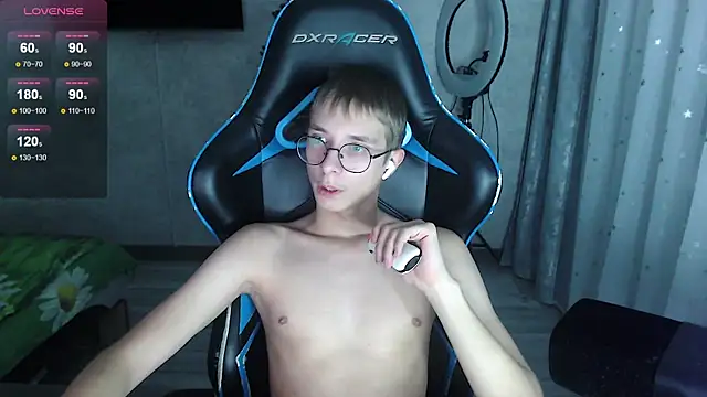 Snapshot of glasses_cat chatting on 01/15/26, 04:11 glasses cat online show from 01/15/26, 04:11