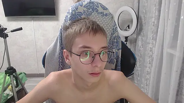 Snapshot of glasses_cat chatting on 03/02/26, 07:43 glasses cat online show from 03/02/26, 07:43