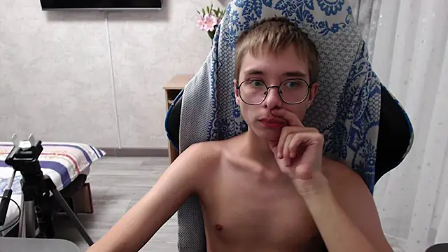 glasses cat online show from 03/19/26, 02:04