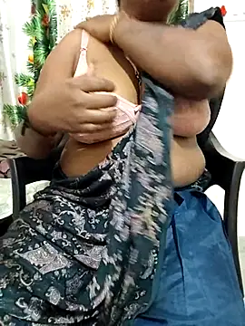 Snapshot of Silk_Smitha_27 chatting on 12/20/25, 02:57 Silk Smitha 27 online show from 12/20/25, 02:57