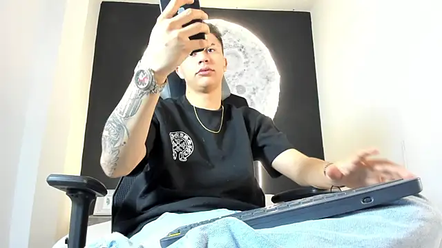 liaamsmiith  online show from 10/24/25, 12:23