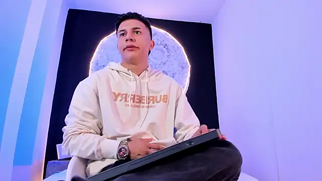 liaamsmiith  online show from 10/25/25, 12:23