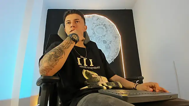 liaamsmiith  online show from 11/01/25, 11:56