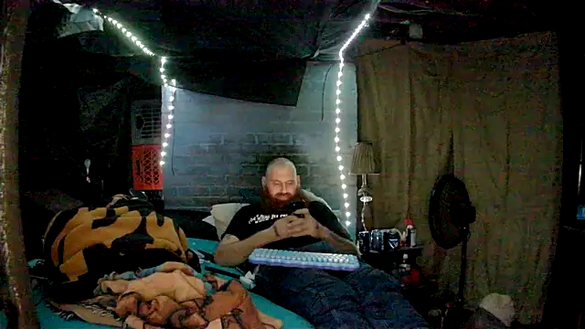 Snapshot of Cowboy815 chatting on 11/23/25, 06:24 Cowboy815 online show from 11/23/25, 06:24