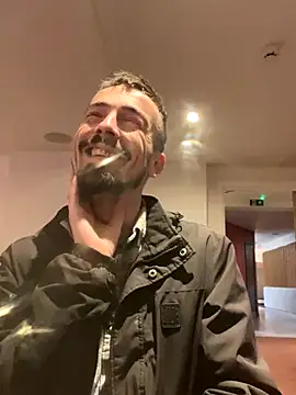 Snapshot of jaycoy22 chatting on 11/28/25, 10:01 jaycoy22 online show from 11/28/25, 10:01