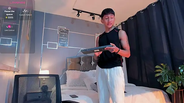 oliver mr  online show from 11/27/25, 08:22