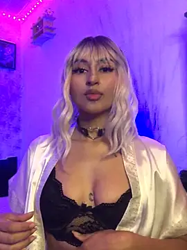 Snapshot of Samara_SaenzV chatting on 10/19/25, 05:30 Samara SaenzV online show from 10/19/25, 05:30