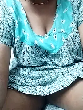 Snapshot of WarmCliff49 chatting on 11/10/25, 07:02 WarmCliff49 online show from 11/10/25, 07:02