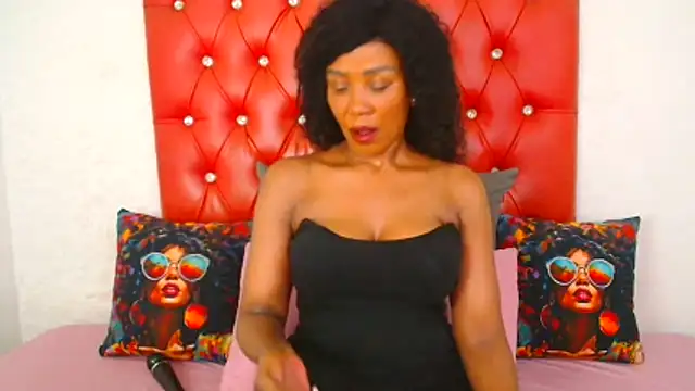 Snapshot of GaggingQueen32 chatting on 11/26/25, 01:17 GaggingQueen32 online show from 11/26/25, 01:17