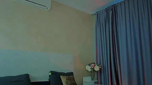 Snapshot of _sophielov chatting on 05/16/26, 02:41 sophielov online show from 05/16/26, 02:41