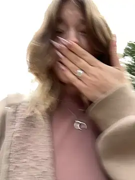 Snapshot of Mimiumuy chatting on 09/22/25, 02:08 Mimiumuy online show from 09/22/25, 02:08