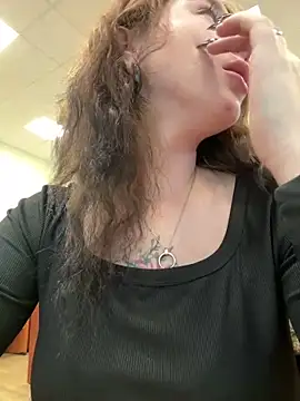 Snapshot of Mimiumuy chatting on 10/06/25, 02:25 Mimiumuy online show from 10/06/25, 02:25