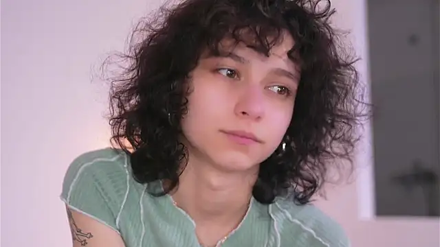 Snapshot of MimiLicks chatting on 11/06/25, 10:05 MimiLicks online show from 11/06/25, 10:05