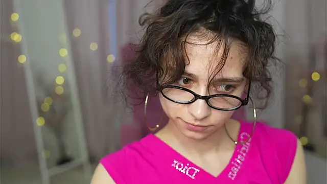 Snapshot of MimiLicks chatting on 11/18/25, 09:25 MimiLicks online show from 11/18/25, 09:25