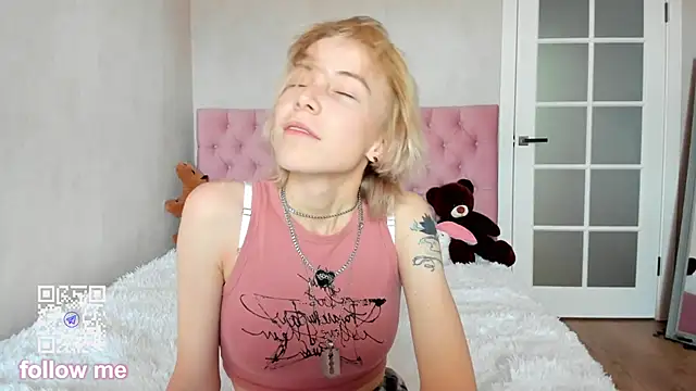 Snapshot of Pink_Lila18 chatting on 10/03/25, 08:33 Pink Lila18 online show from 10/03/25, 08:33