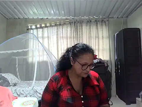 Snapshot of _Cristal chatting on 10/25/25, 12:56 Cristal online show from 10/25/25, 12:56