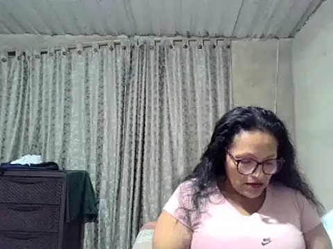 Snapshot of _Cristal chatting on 10/26/25, 03:45 Cristal online show from 10/26/25, 03:45