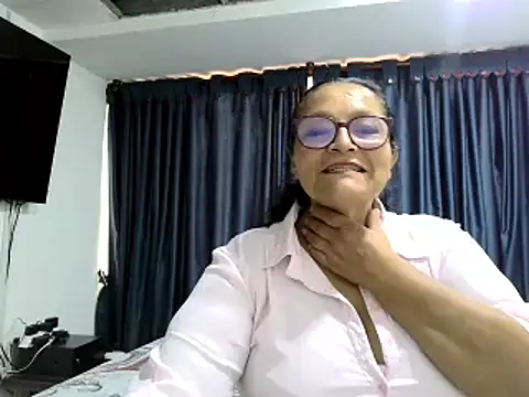 Snapshot of _Cristal chatting on 11/08/25, 06:07 Cristal online show from 11/08/25, 06:07