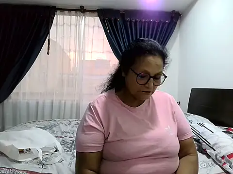 Snapshot of _Cristal chatting on 11/12/25, 09:36 Cristal online show from 11/12/25, 09:36