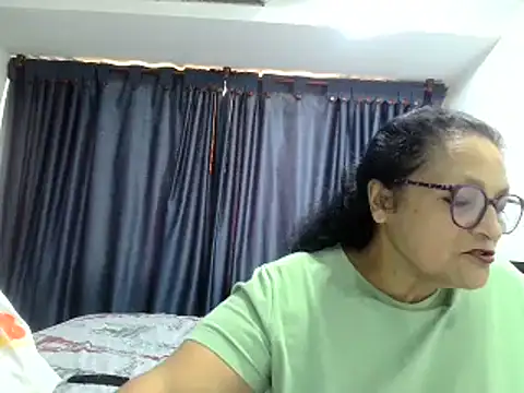 Snapshot of _Cristal chatting on 11/13/25, 06:18 Cristal online show from 11/13/25, 06:18