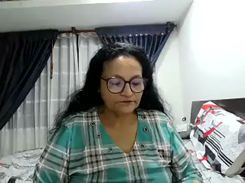 Snapshot of _Cristal chatting on 11/17/25, 08:42 Cristal online show from 11/17/25, 08:42