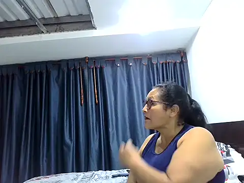 Snapshot of _Cristal chatting on 11/30/25, 02:59 Cristal online show from 11/30/25, 02:59