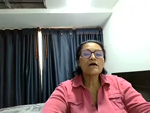 Snapshot of _Cristal chatting on 12/04/25, 08:39 Cristal online show from 12/04/25, 08:39