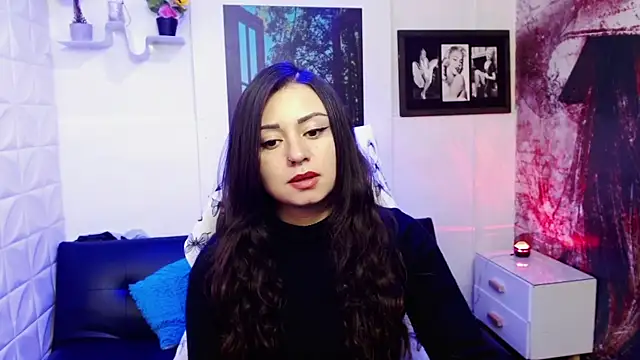 Snapshot of Eva_Roussell chatting on 10/22/25, 04:18 Eva Roussell online show from 10/22/25, 04:18