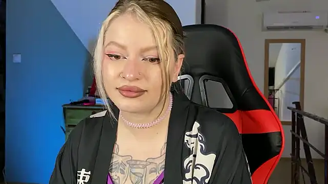 Snapshot of Mia_Kamp chatting on 09/20/25, 03:35 Mia Kamp online show from 09/20/25, 03:35