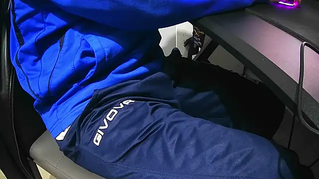 Snapshot of Pennellone98 chatting on 11/07/25, 02:17 Pennellone98 online show from 11/07/25, 02:17