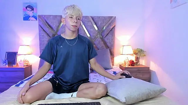 Hyunjin Son online show from 02/16/26, 04:36