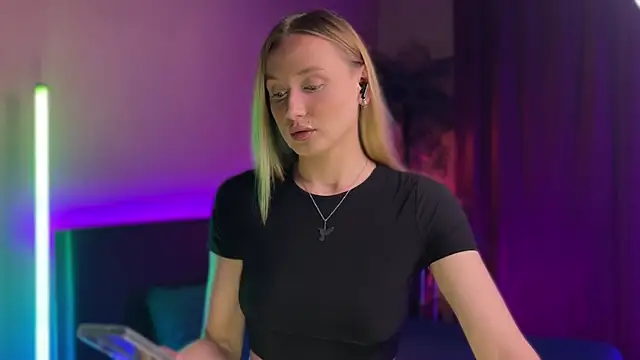 LovaMay online show from 05/17/26, 02:02
