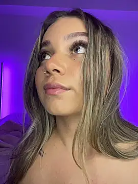 Snapshot of AnnyLopezzz_ chatting on 09/28/25, 05:57 AnnyLopezzz online show from 09/28/25, 05:57