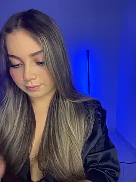 Snapshot of AnnyLopezzz_ chatting on 10/12/25, 04:11 AnnyLopezzz online show from 10/12/25, 04:11