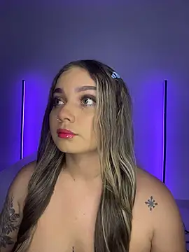 Snapshot of AnnyLopezzz_ chatting on 10/21/25, 01:39 AnnyLopezzz online show from 10/21/25, 01:39