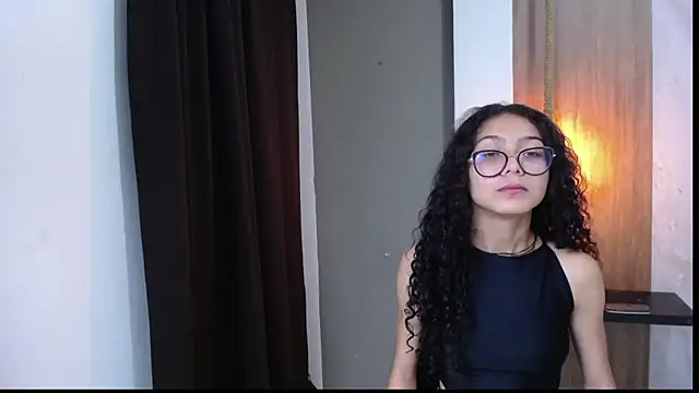 Snapshot of honeymoon_12 chatting on 09/25/25, 03:54 honeymoon 12 online show from 09/25/25, 03:54