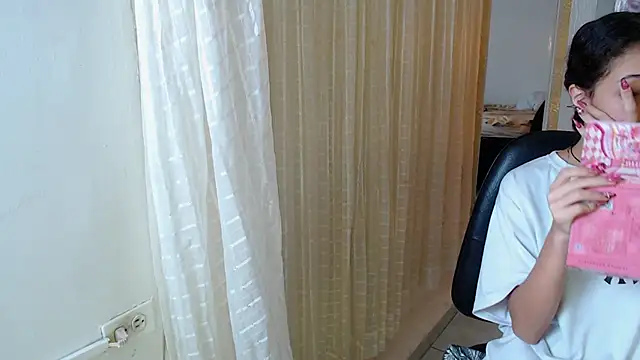 Snapshot of honeymoon_12 chatting on 10/04/25, 03:04 honeymoon 12 online show from 10/04/25, 03:04