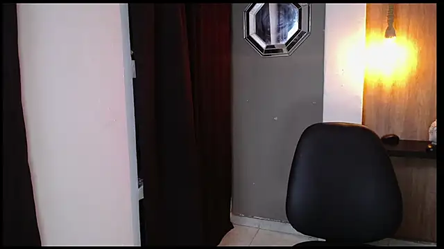 Snapshot of honeymoon_12 chatting on 10/18/25, 04:04 honeymoon 12 online show from 10/18/25, 04:04