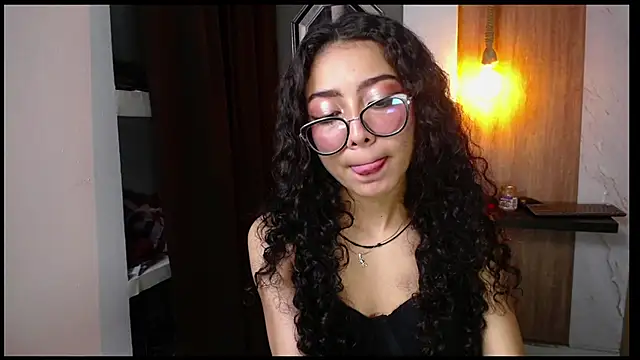 Snapshot of honeymoon_12 chatting on 10/19/25, 04:13 honeymoon 12 online show from 10/19/25, 04:13