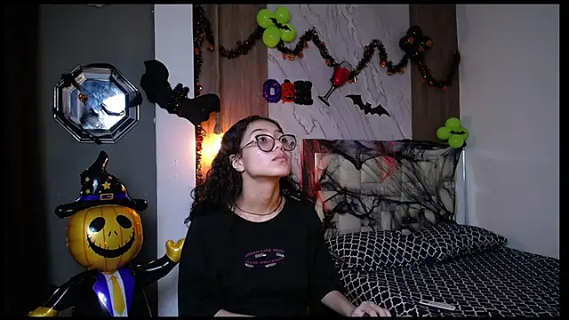 Snapshot of honeymoon_12 chatting on 10/20/25, 04:24 honeymoon 12 online show from 10/20/25, 04:24