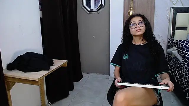 Snapshot of honeymoon_12 chatting on 11/08/25, 01:55 honeymoon 12 online show from 11/08/25, 01:55