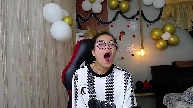 Snapshot of honeymoon_12 chatting on 11/16/25, 03:23 honeymoon 12 online show from 11/16/25, 03:23