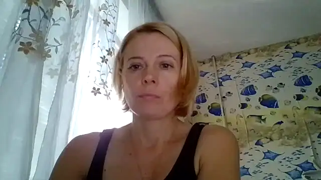 Snapshot of LiluXRose chatting on 09/15/25, 10:15 LiluXRose online show from 09/15/25, 10:15