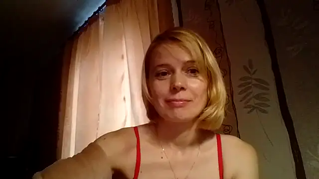 Snapshot of LiluXRose chatting on 10/13/25, 10:37 LiluXRose online show from 10/13/25, 10:37
