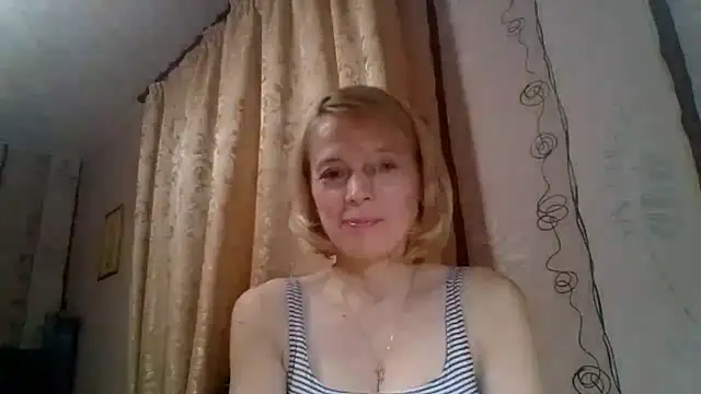 Snapshot of LiluXRose chatting on 10/16/25, 08:32 LiluXRose online show from 10/16/25, 08:32