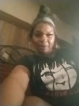 Snapshot of Ladiv33 chatting on 10/30/25, 01:18 Ladiv33 online show from 10/30/25, 01:18