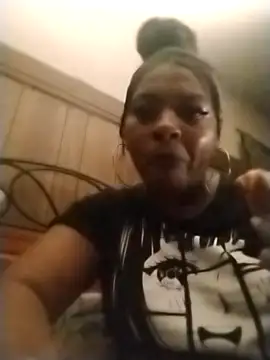 Snapshot of Ladiv33 chatting on 10/30/25, 05:24 Ladiv33 online show from 10/30/25, 05:24