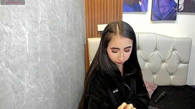 Sophi Thaylorr online show from 10/28/25, 01:36