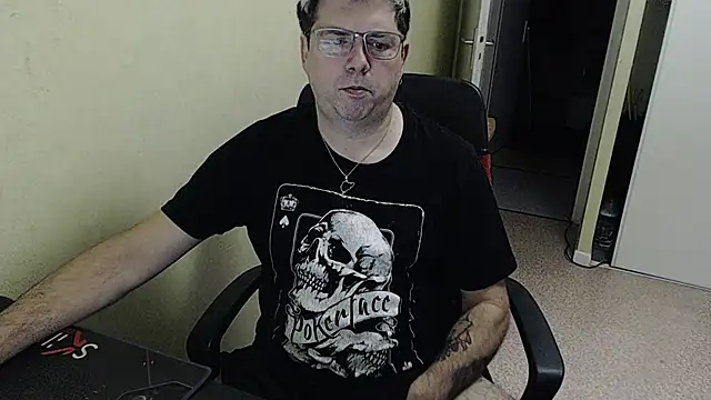 Snapshot of blueandwhite1 chatting on 12/04/24, 08:23 blueandwhite1 online show from 12/04/24, 08:23