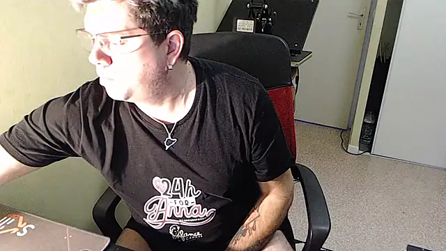 Snapshot of blueandwhite1 chatting on 12/18/24, 04:06 blueandwhite1 online show from 12/18/24, 04:06